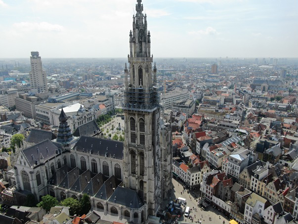 Onze-Lieve-Vrouwekathedraal van Antwerpen in Layher steiger