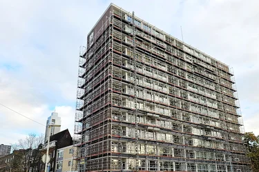Renovatie schilderwerk, voegwerk, glaswerk & dakbedekking met Blitz renovatiesteiger