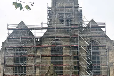 Deco gebruikt voor renovatie kerk Layher allround steigers en trappentoren met bordestrappen