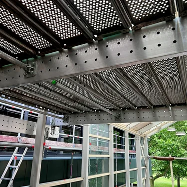 Renovatie dak boven roltrap met Layher allround en Flexbeam systeem