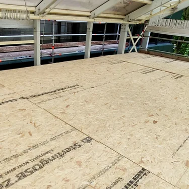 Renovatie dak boven roltrap met Layher allround en Flexbeam systeem