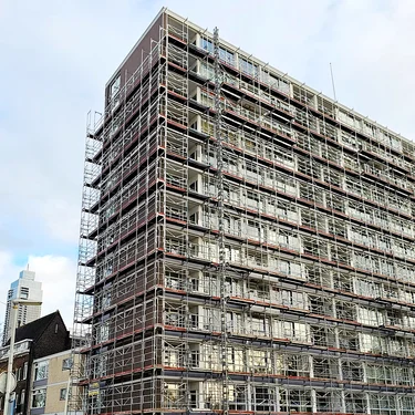 Renovatie schilderwerk, voegwerk, glaswerk & dakbedekking met Blitz renovatiesteiger