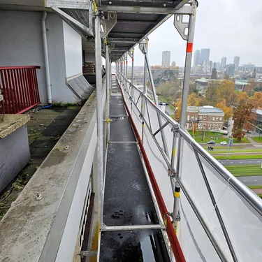 Renovatie schilderwerk, voegwerk, glaswerk, dakbedekking met Blitz renovatiesteiger