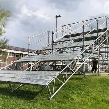 Bouw van podia, eventvloeren en decorondersteuningen met Layher Allround als basis
