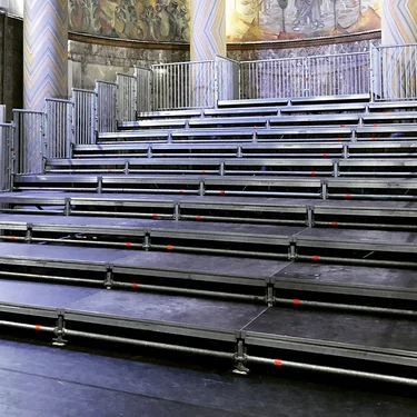 Bouw van podia, eventvloeren en decorondersteuningen met Layher Allround als basis