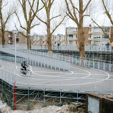 Infrastructuur fietsersbrug met Layher allround steigersysteem