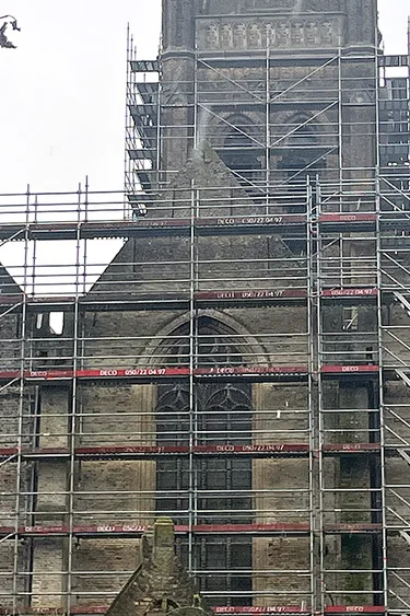 Deco gebruikt voor renovatie kerk Layher allround steigers en trappentoren met bordestrappen